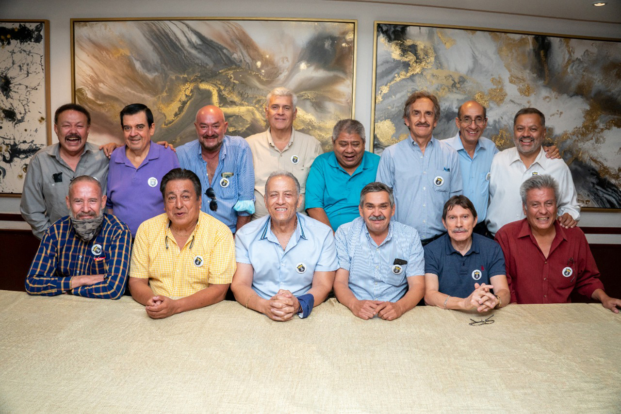 De pie: Gerardo San Román, Ricardo Boone, Víctor Valenzuela, Fernando Canive, Esteban Rangel, Luis Medellín, Roberto Montoya, y Héctor Ayala. Sentados: Bernardo Hiriart, Jorge Luis Ibáñez, José Alberto Chávez, Ramiro Villarreal, Andrés Reyes y Rubén Guerra.