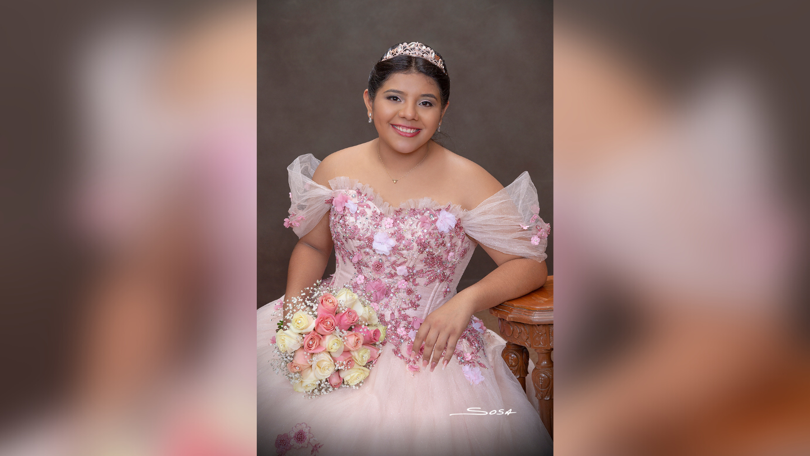 Andrea acompañada por su familia.- RICARDO SOSA FOTOGRAFÍA