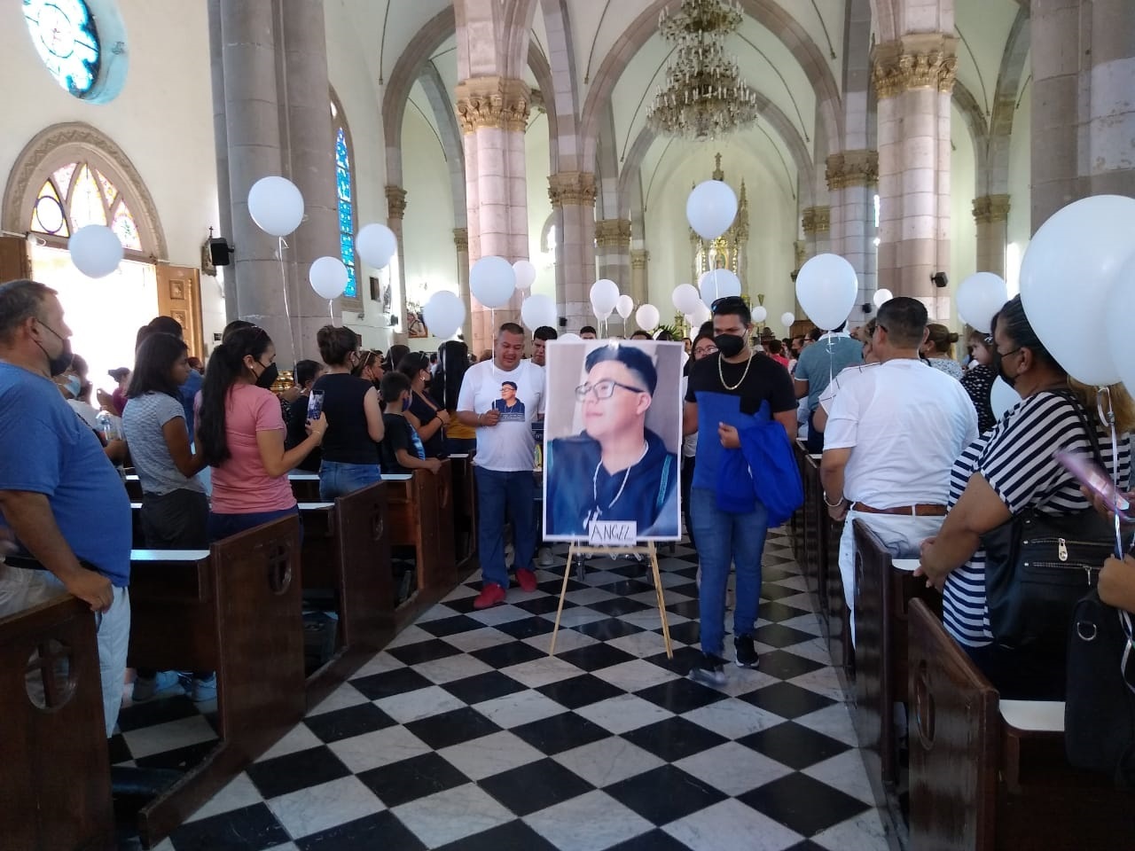 Una emotiva misa de cuerpo presente se celebró ayer en la Catedral de Nuestra Señora de Guadalupe para dar el último adiós a Ángel.