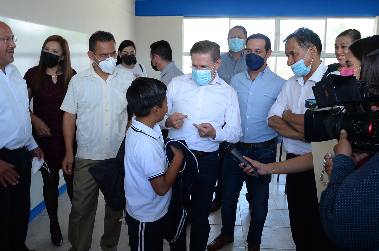 El gobernador José Rosas Aispuro Torres señaló que durante su gestión se han entregado más de 60 escuelas nuevas. (EL SIGLO DE TORREÓN)