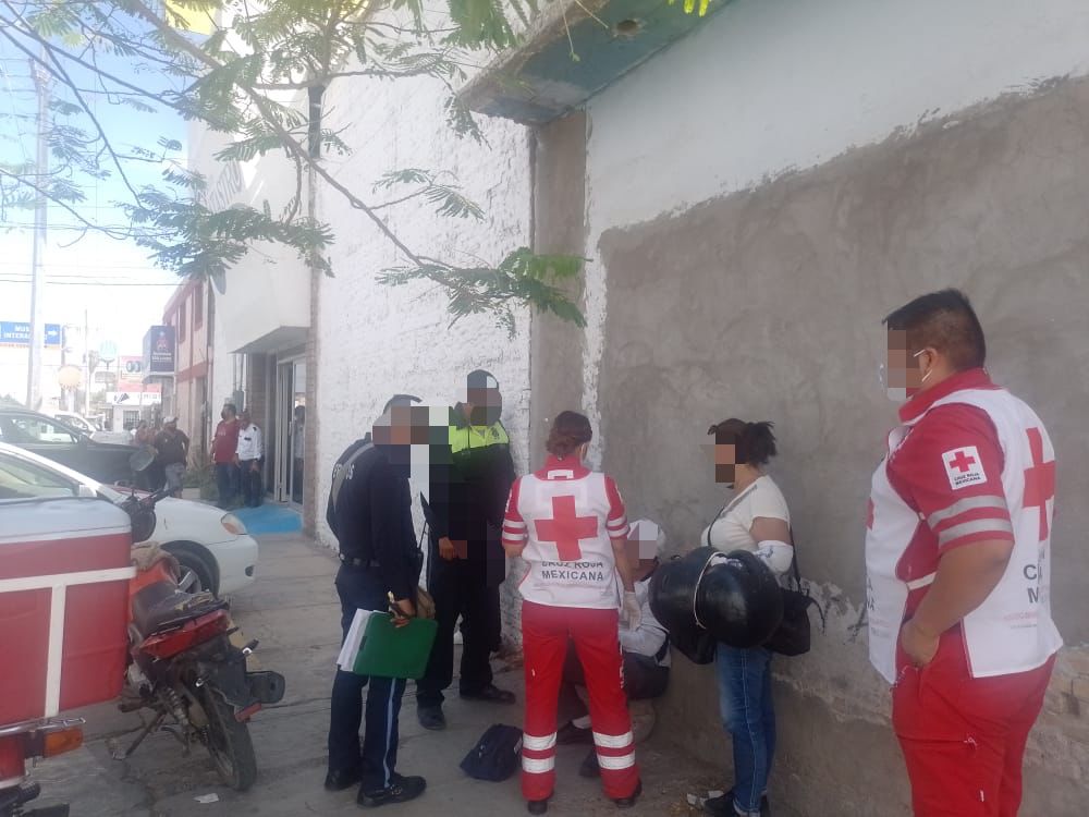 Pareja resulta lesionada tras accidente de motocicleta en Gómez Palacio