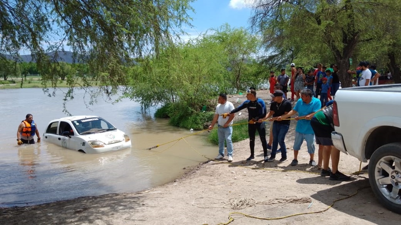 El vehículo permaneció mas de una semana sumergido en las aguas del Río Nazas de ciudad Lerdo.