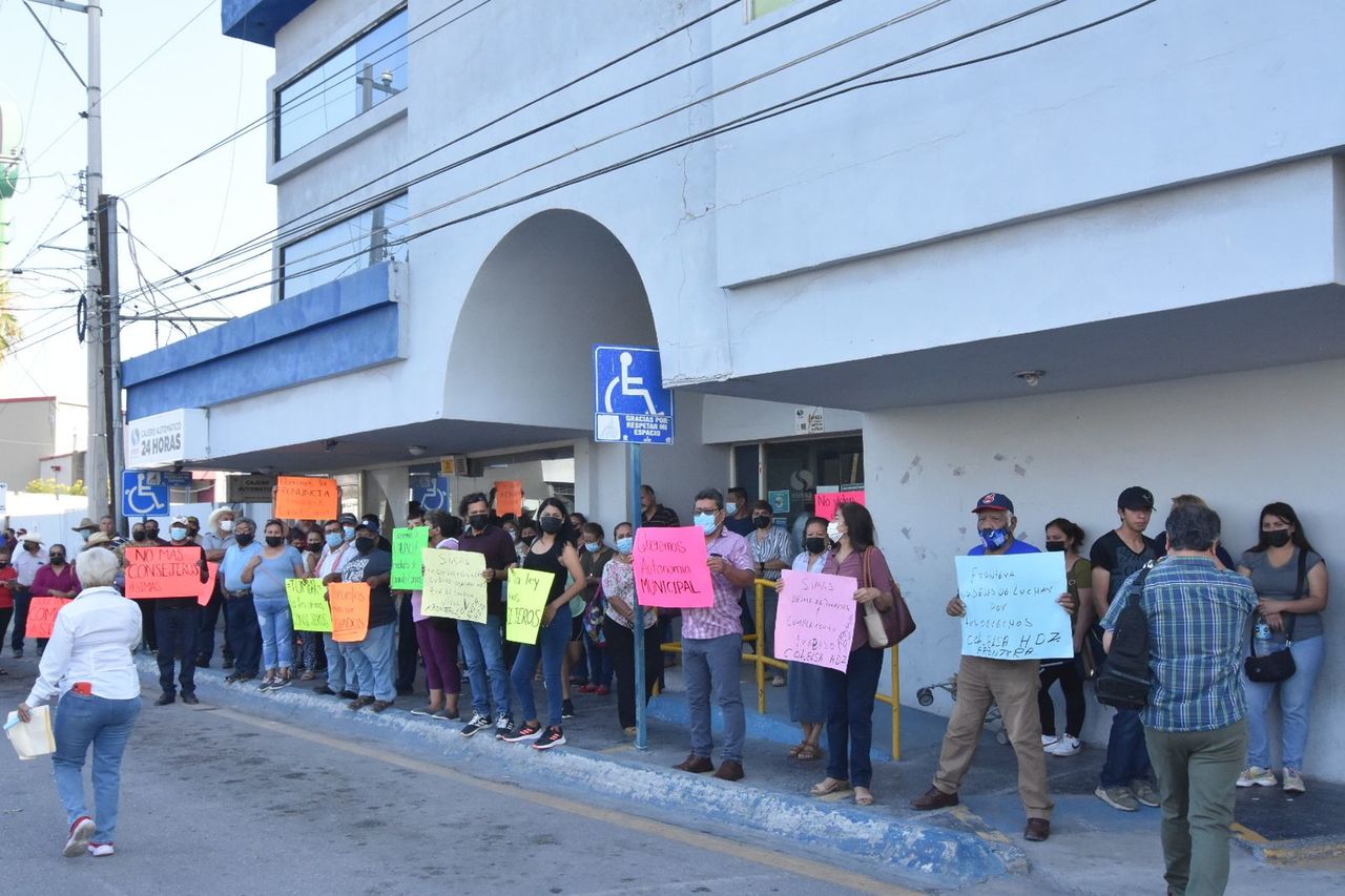 Los manifestantes demandan la renuncia de la actual gerente de la paramunicipal, una auditoría permanente y la integración de cinco ejidatarios al Consejo.
