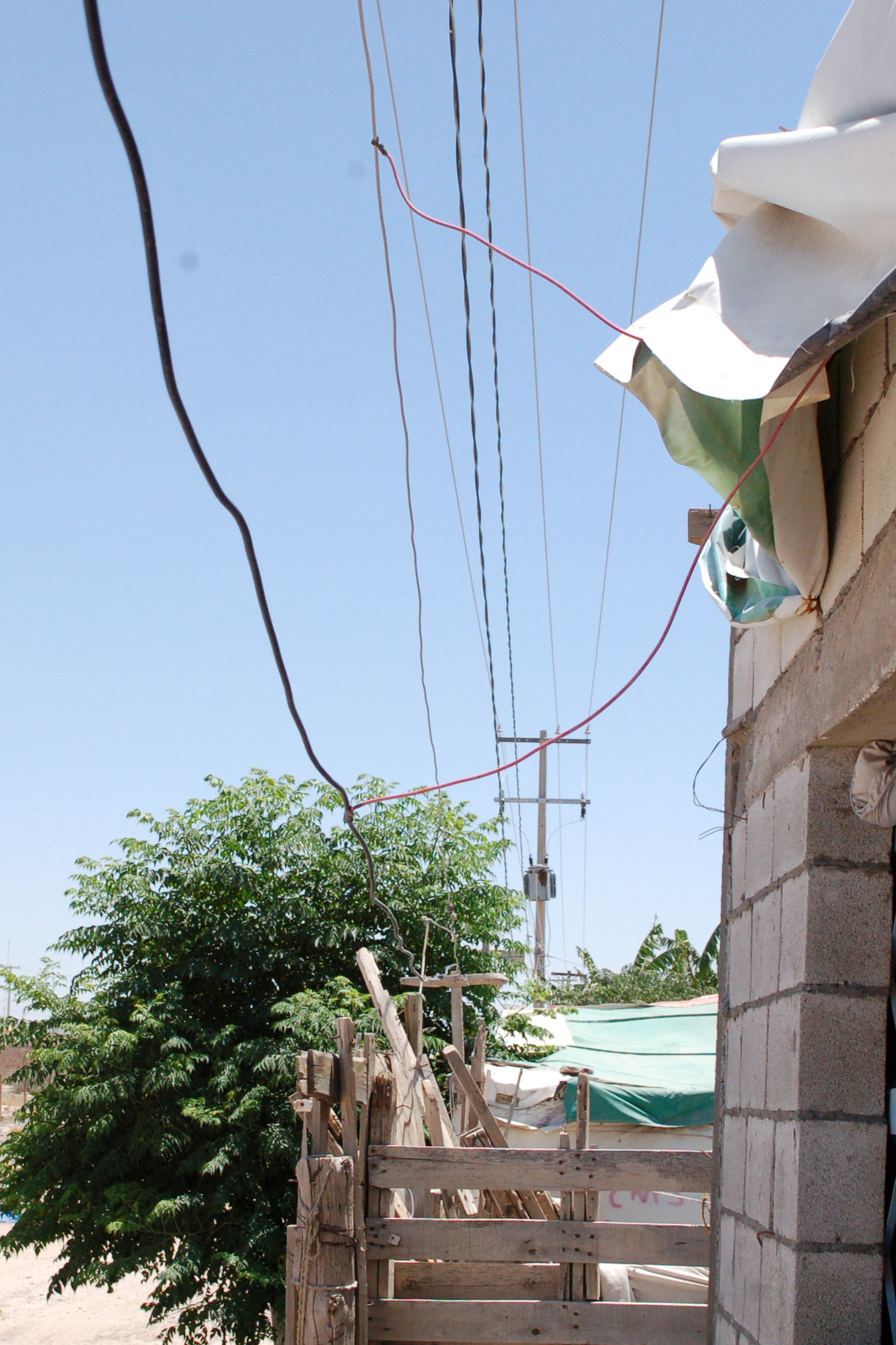 Los constantes apagones que se registran en Matamoros, en parte a la sobrecarga generada por las personas que se conectan al suministro. (EL SIGLO DE TORREÓN)