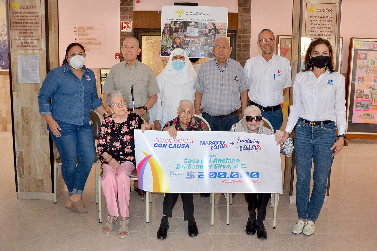 Adultos mayores de la Casa del Anciano Doctor Samuel Silva agradecieron la entrega del donativo de Maratón Lala y Fundación Lala. (EL SIGLO DE TORREÓN)