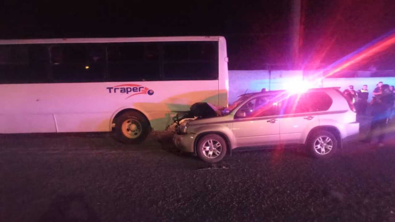 La camioneta se impactó en la parte posterior de un autobús de pasajeros en Gómez Palacio. (EL SIGLO DE TORREÓN)
