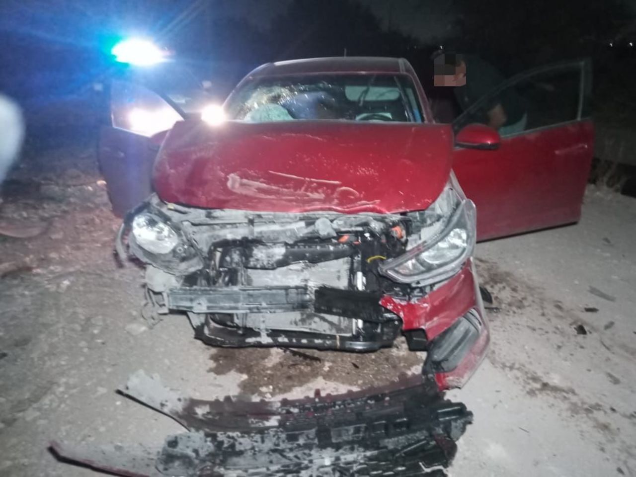 El vehículo particular se impactó de frente contra un taxi en la ciudad de Lerdo. (EL SIGLO DE TORREÓN)