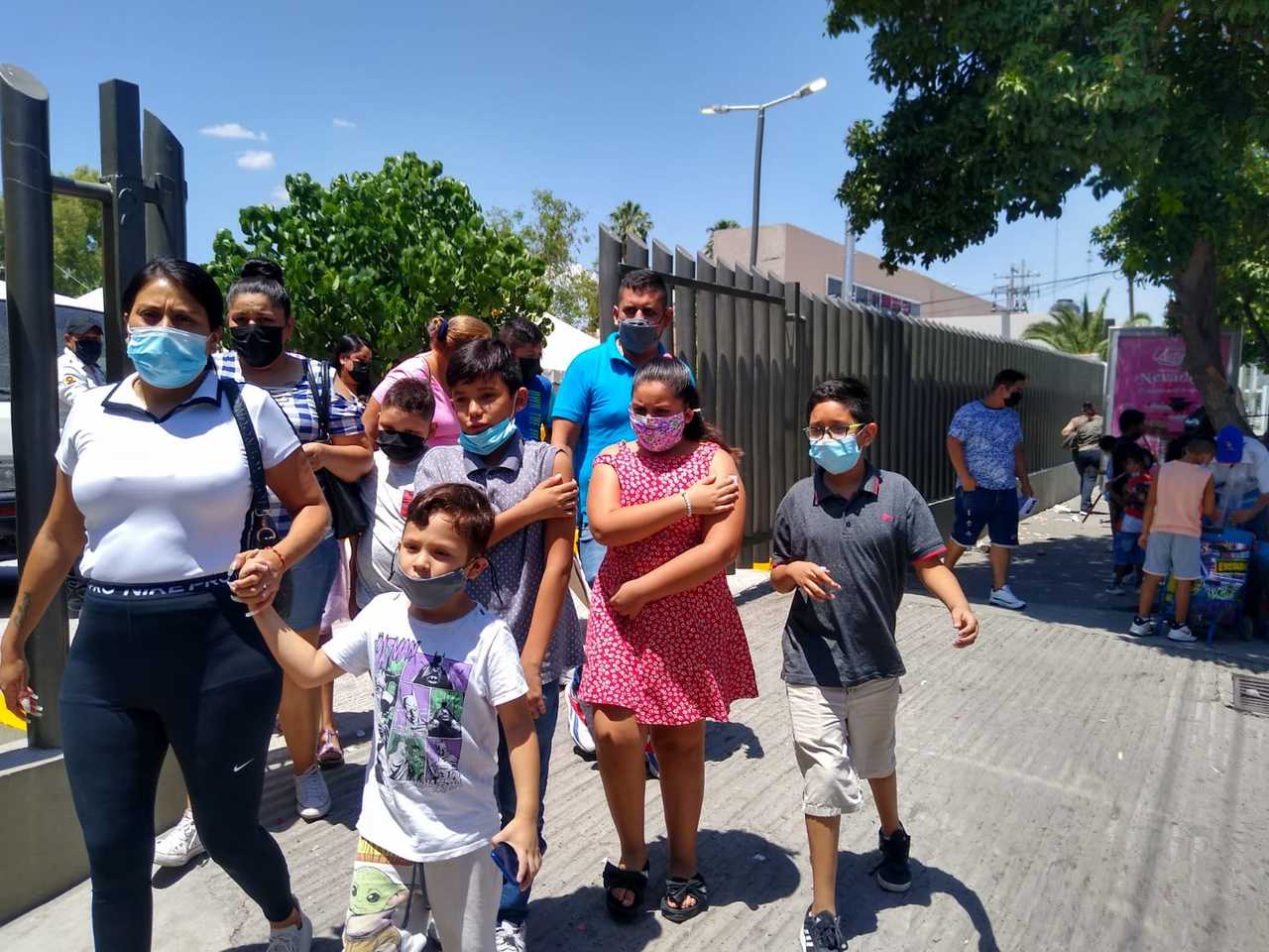La vacunación contra la COVID-19 a niños y niñas se desarrolló en cuatro sedes del municipio de Torreón y fue peatonal y vehicular. (EL SIGLO DE TORREÓN)