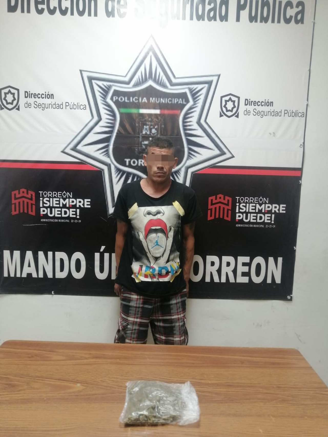 Elementos policiales le marcaron el alto al sujeto para una inspección corporal, encontrándole una bolsa con lo que parece ser marihuana.