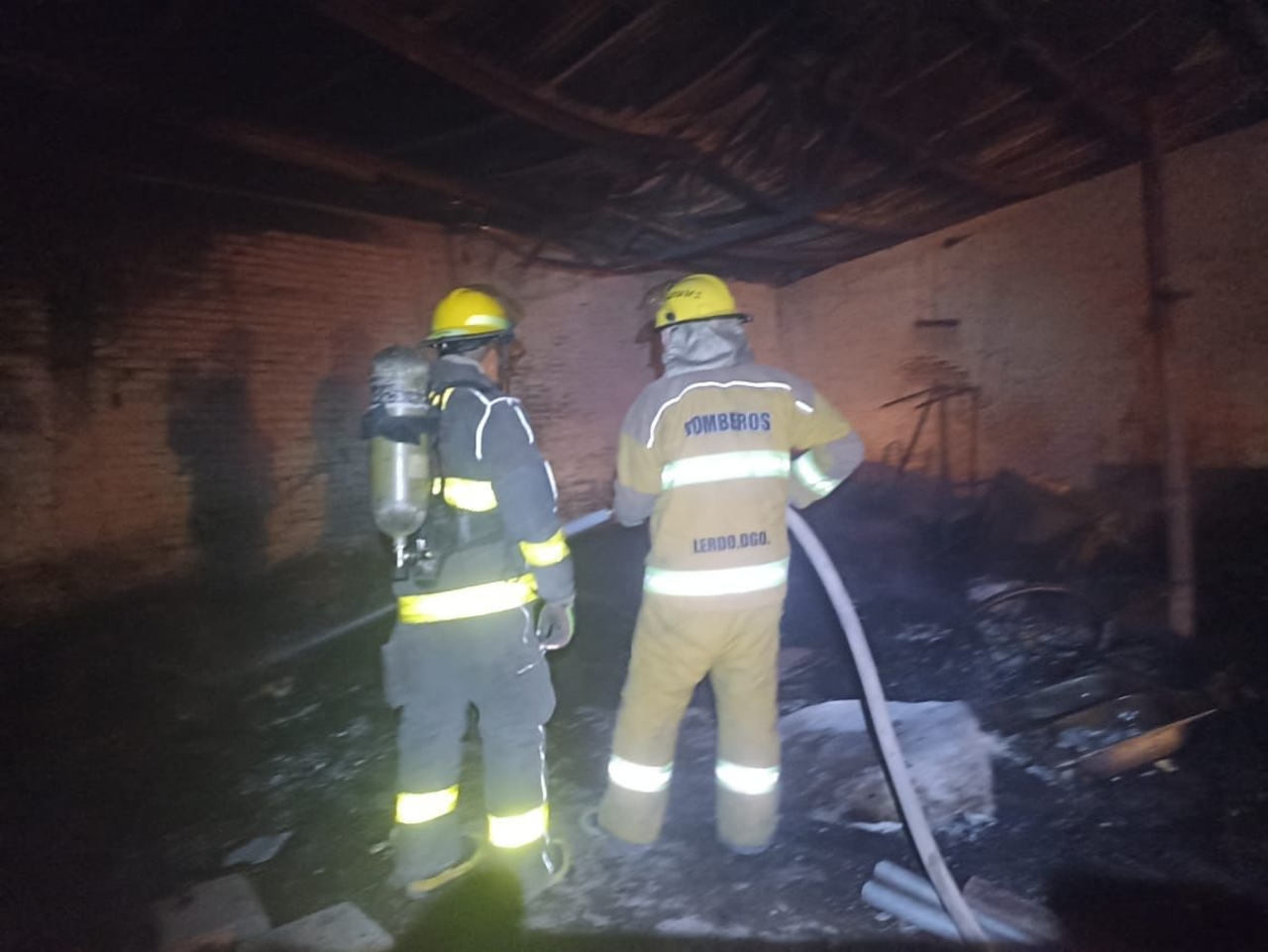 Los mismos habitantes empezaron a apagar el fuego con tinas.
