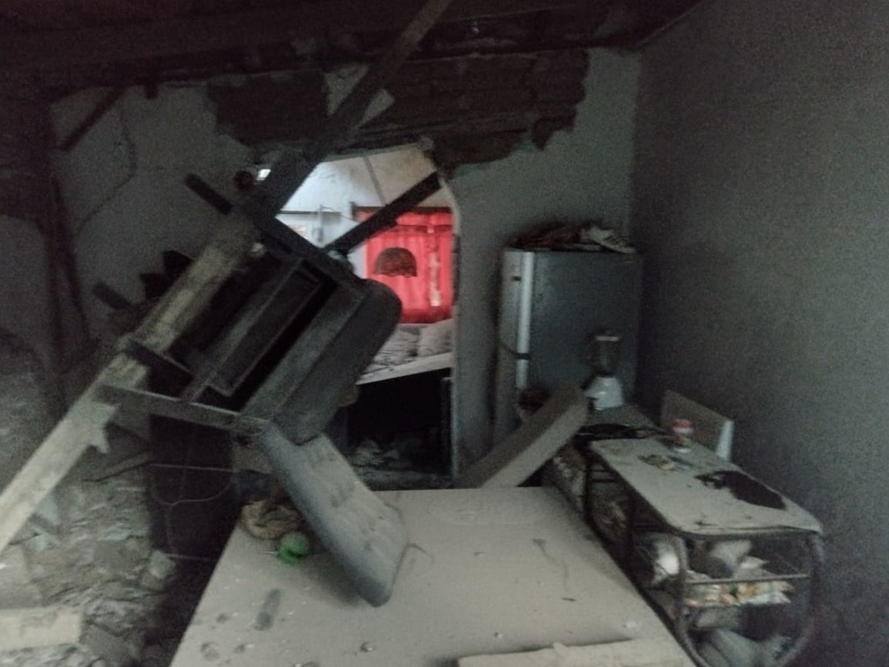 Colapsa el techo de una vivienda de la colonia La Constancia de Torreón, soportes y paredes de la casa también están afectados.