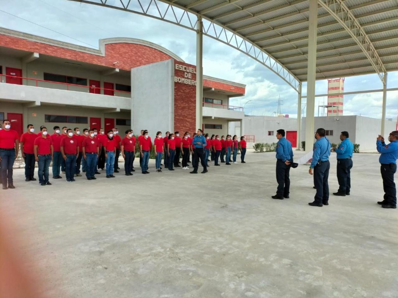 Los participantes aprenden de manera profesional en la Academia de Bomberos Voluntarios 2022 durante un periodo de seis meses.