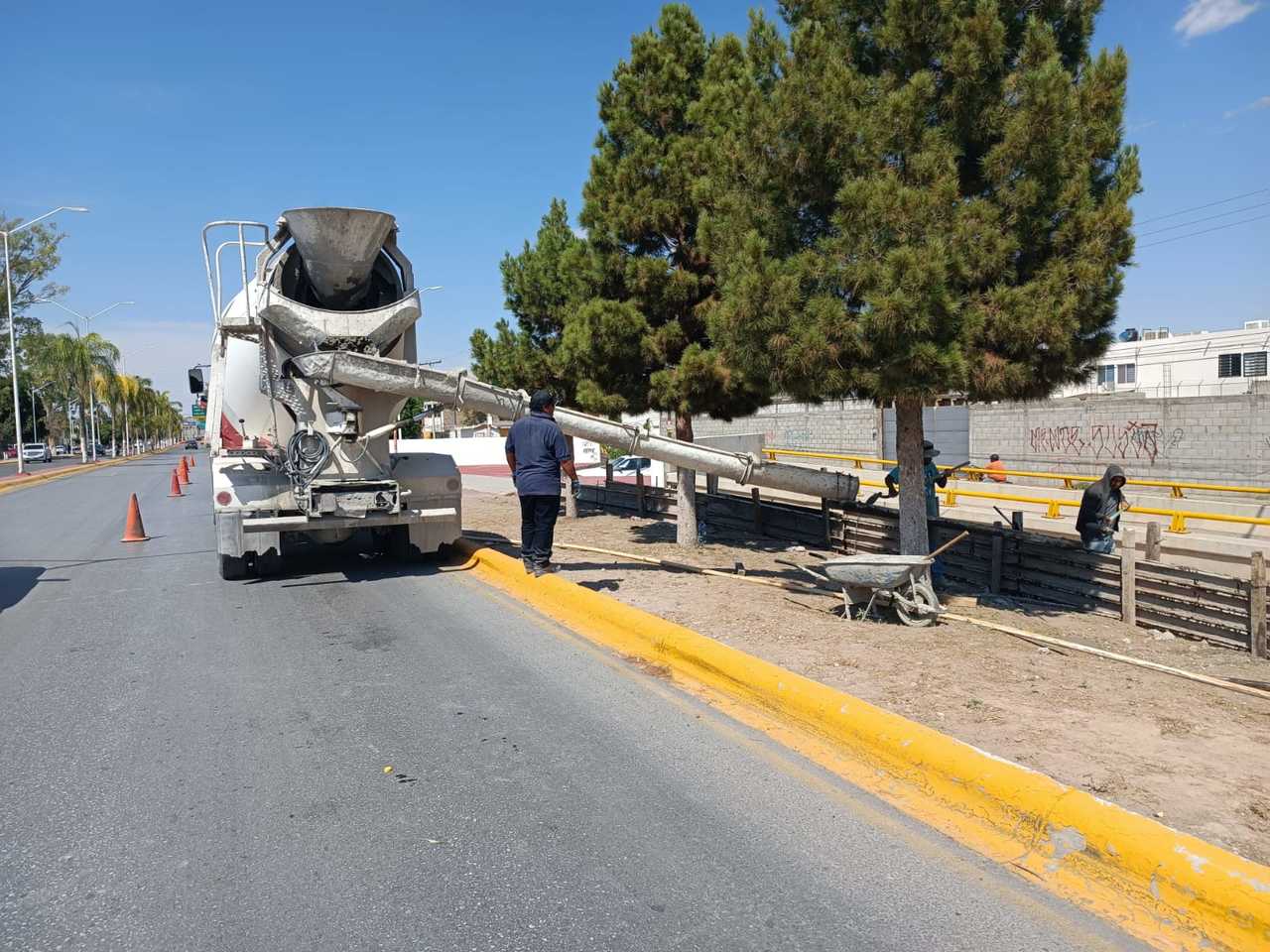 El Ayuntamiento sigue con el remozamiento del bulevar. (EL SIGLO DE TORREÓN)