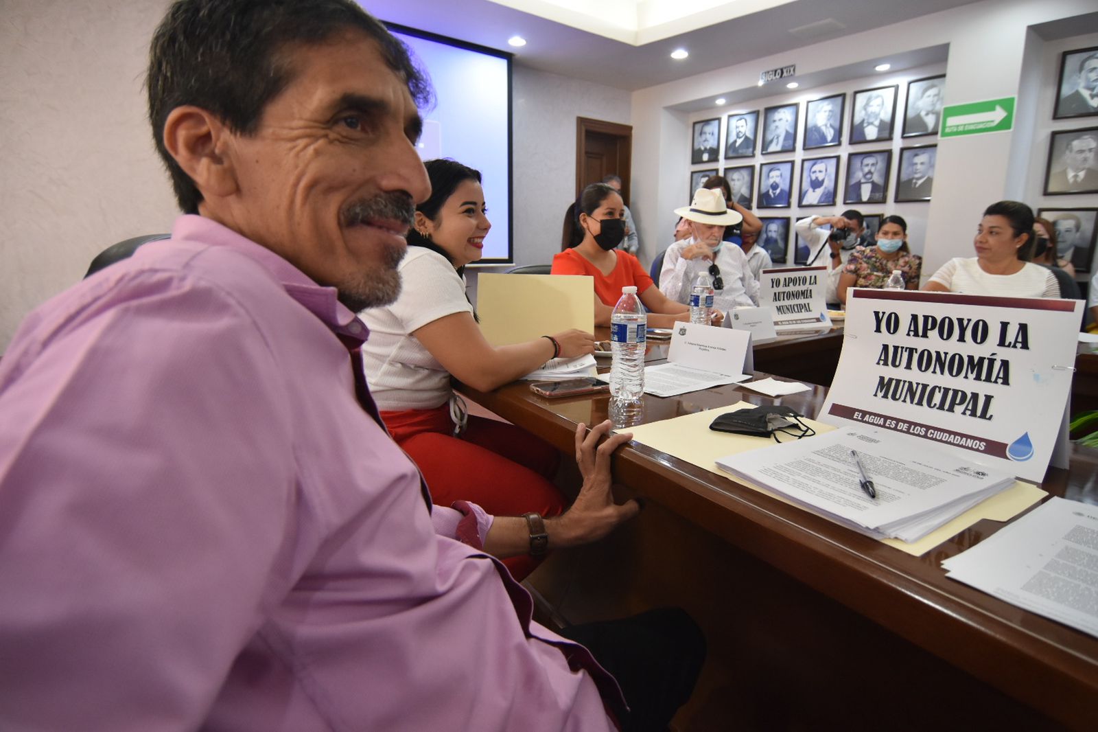 Los ediles José Daniel Gonzalez Méndez y Leonardo Rodríguez Cruz, ambos del partido Movimiento Regeneración Nacional (Morena) fijaron sobre la mesa del cabildo los flyers tamaño carta. (Foto: SERGIO A. RODRÍGUEZ / EL SIGLO COAHUILA)