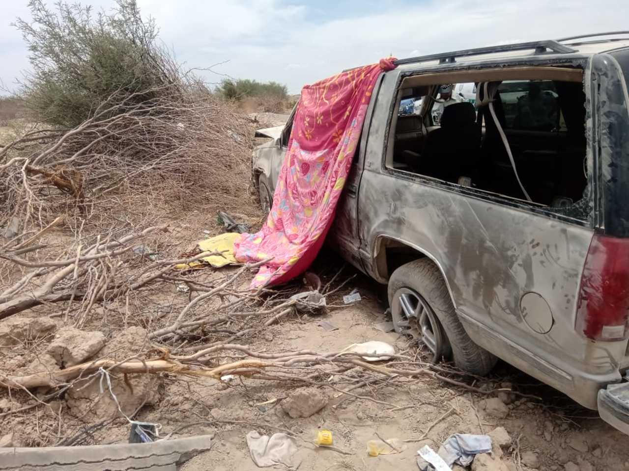 La unidad se salió del camino y tras dar varios giros terminó entre los matorrales.