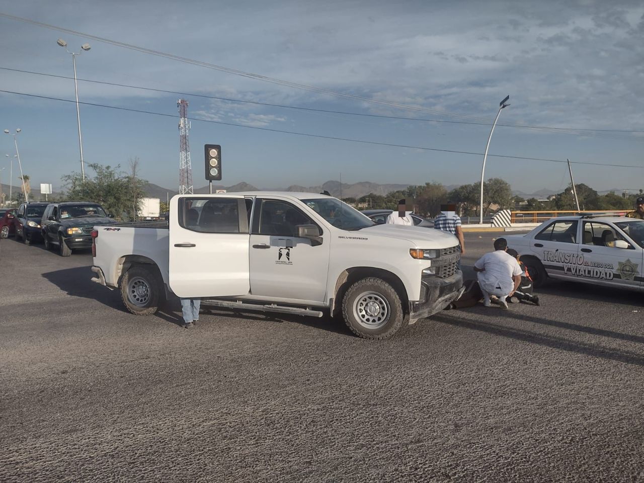 La camioneta impactó a la agente de vialidad.