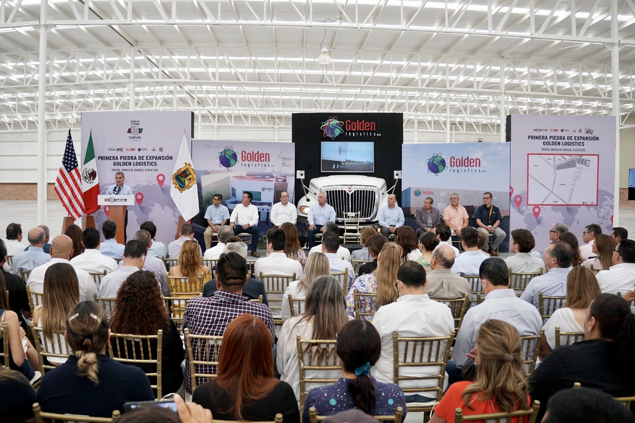 Autoridades y empresarios colocaron la primera piedra de la expansión de Golden Logistics.