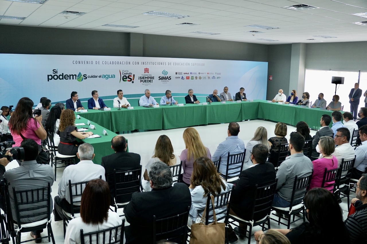 La firma del convenio se hizo en el Centro de Convenciones de Torreón y acudió también el gobernador Miguel Riquelme Solís.