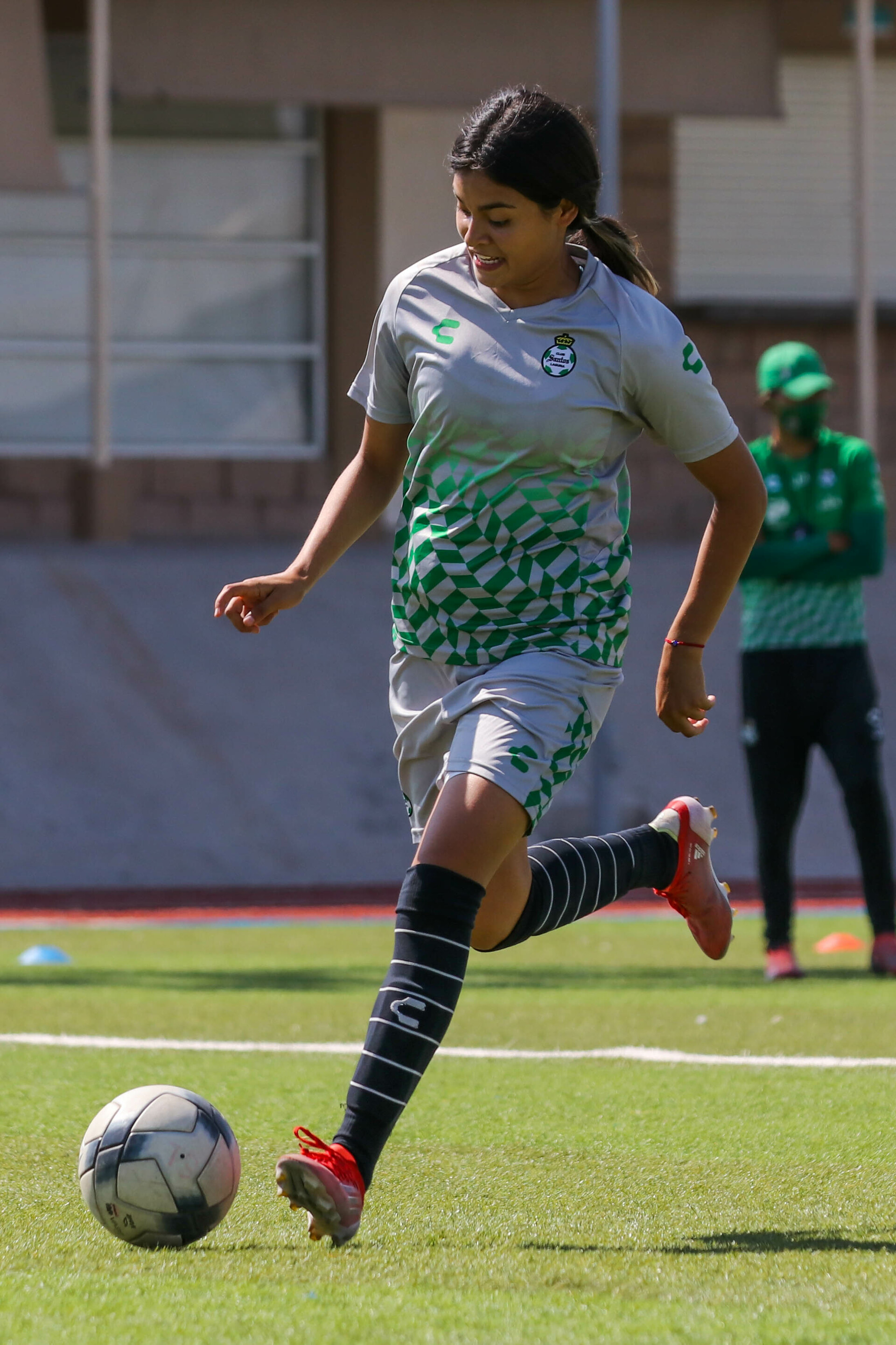 La seleccionada mexicana Sub-20, Alexxandra Ramírez, quiere ganar el domingo, cuando las Guerreras debuten en casa ante Querétaro (CORTESÍA)
