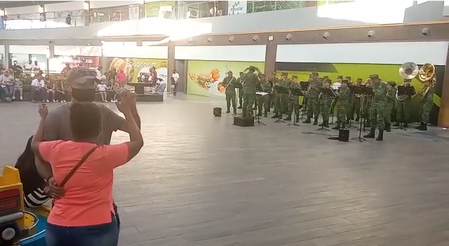 VIDEO: Militares dejan sus armas y ponen a bailar a laguneros
