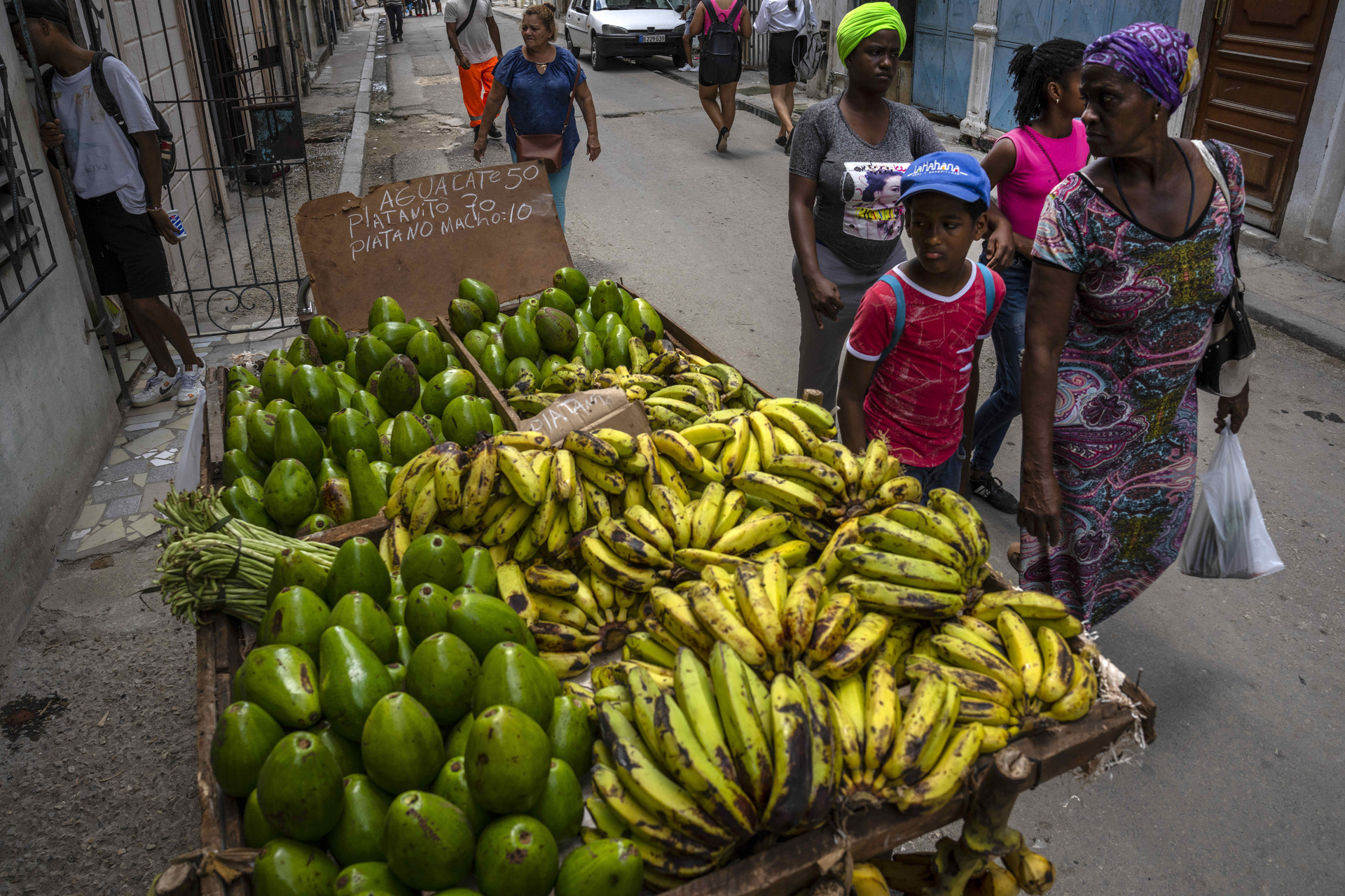 Lo que más golpea el bolsillo de los cubanos es la inflación que oficialmente alcanzó el 70% en 2021. (AP)
