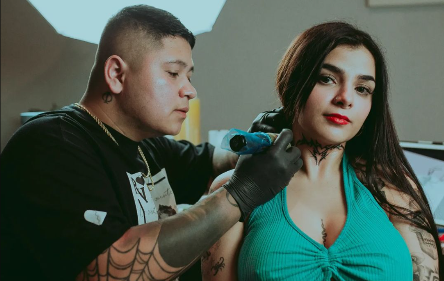 Karely Ruiz presume tatuajes hechos por lagunero