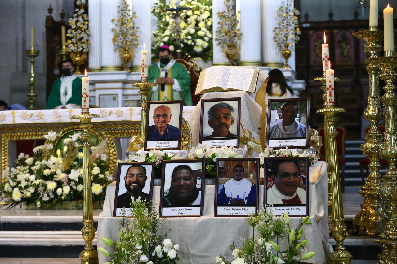 Durante misa, elevan oración por los siete sacerdotes asesinados y las 122 mil víctimas de violencia en los últimos años en el país. (EL SIGLO DE TORREÓN)