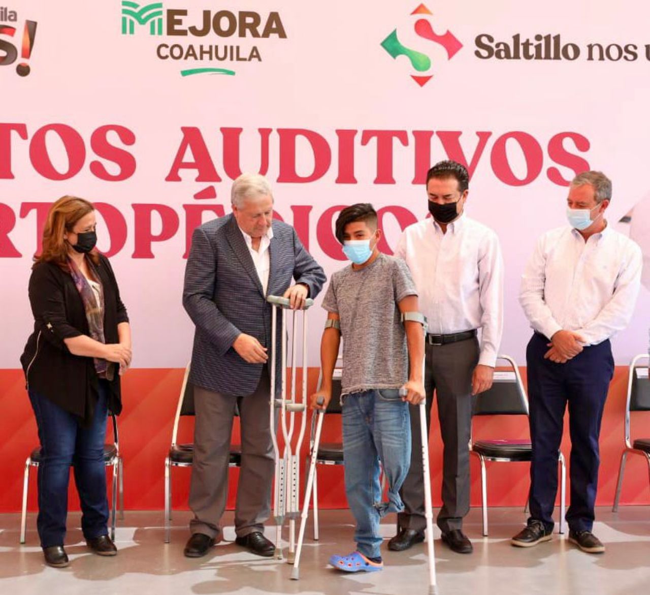 El alcalde de Saltillo, José María Fraustro Siller, entregó aparatos auditivos y ortopédicos para distintas edades.