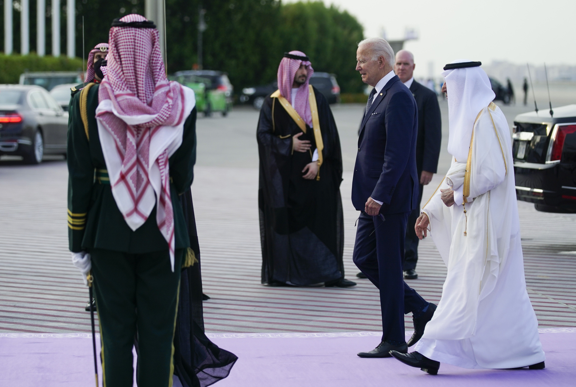 В саудовской аравии увидели луну 2024. Наследный принц короля Саудовской Аравией. Байден в Саудовской Аравии 2022. Принц Саудовской Аравии 2022.