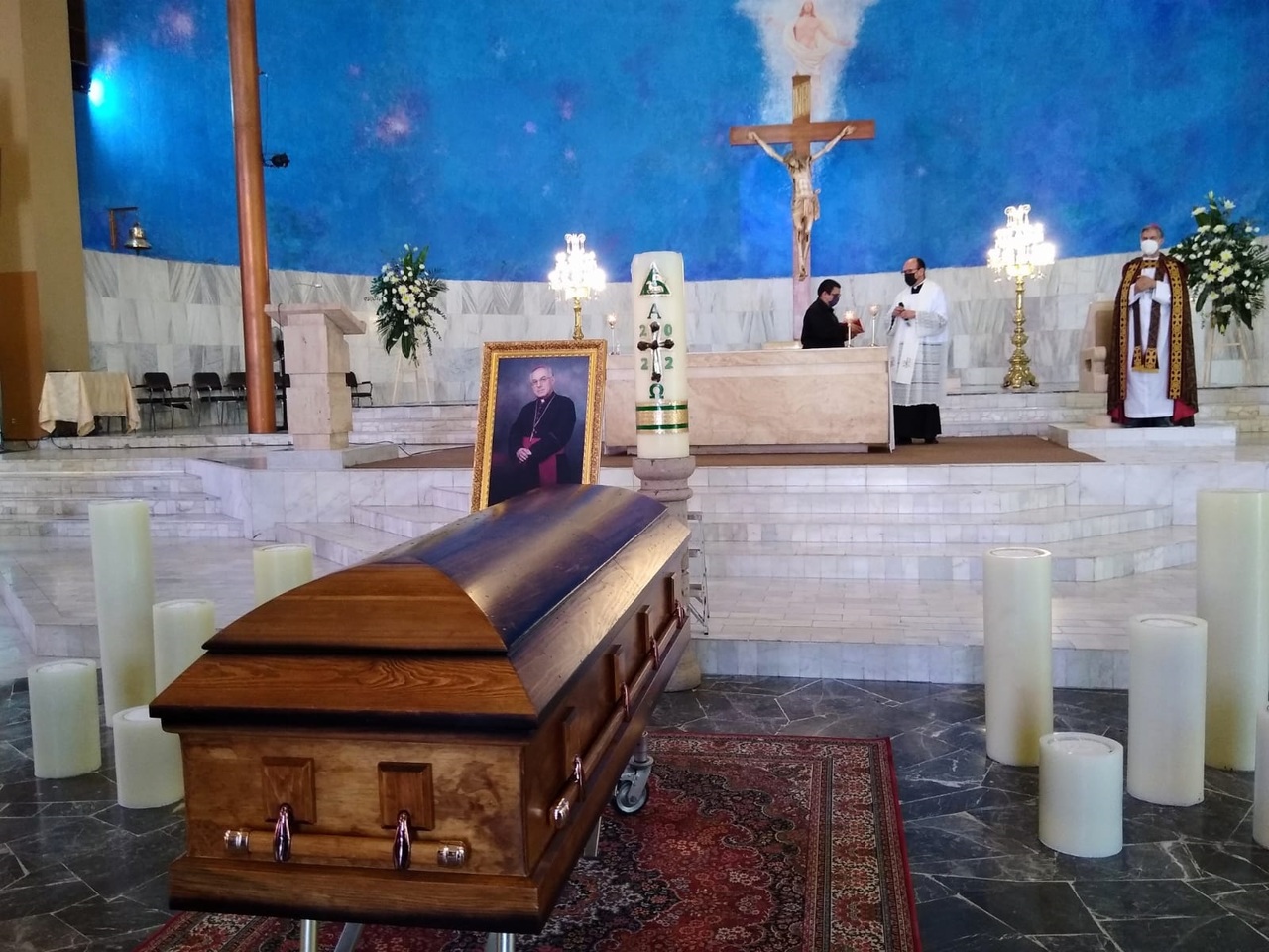 El féretro donde reposa el cuerpo sin vida de don José Guadalupe Galván Galindo llegó ayer domingo a la Parroquia de San José. (EDIE RUIZ)