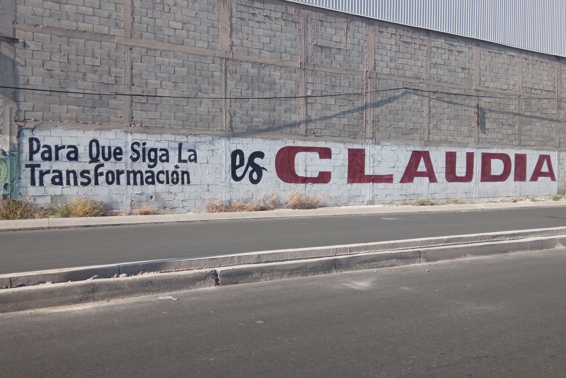 Aparecen bardas con la leyenda 'Para que Siga la Transformación es Claudia'  en La Laguna