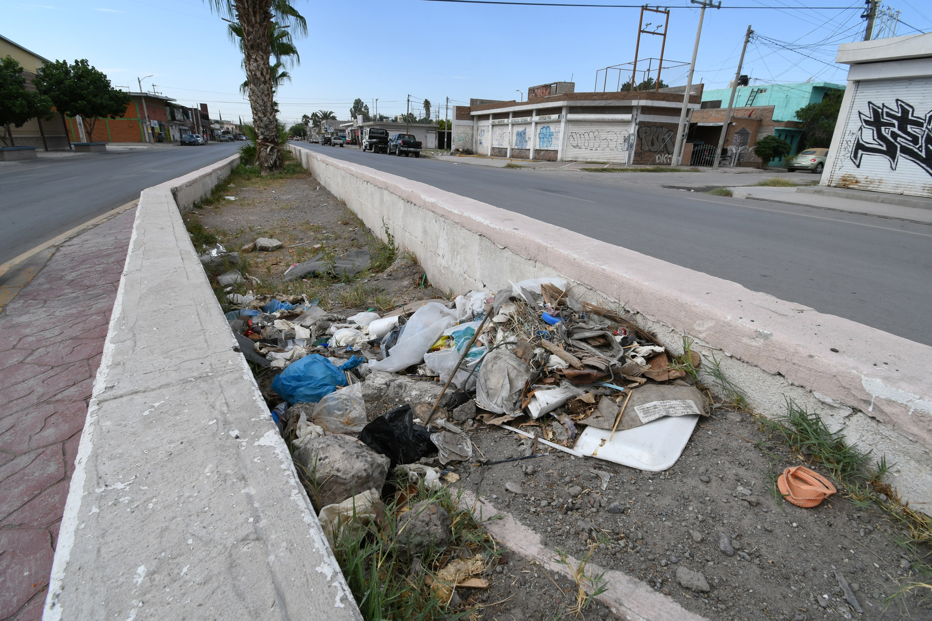 Día 'normal' en el bulevar San Antonio lleno de basura. En la zona hay bolsas de basura a cielo abierto completamente expuestas y otras llevan tanto tiempo que incluso la maleza ha crecido alrededor. (FERNANDO COMPEÁN)