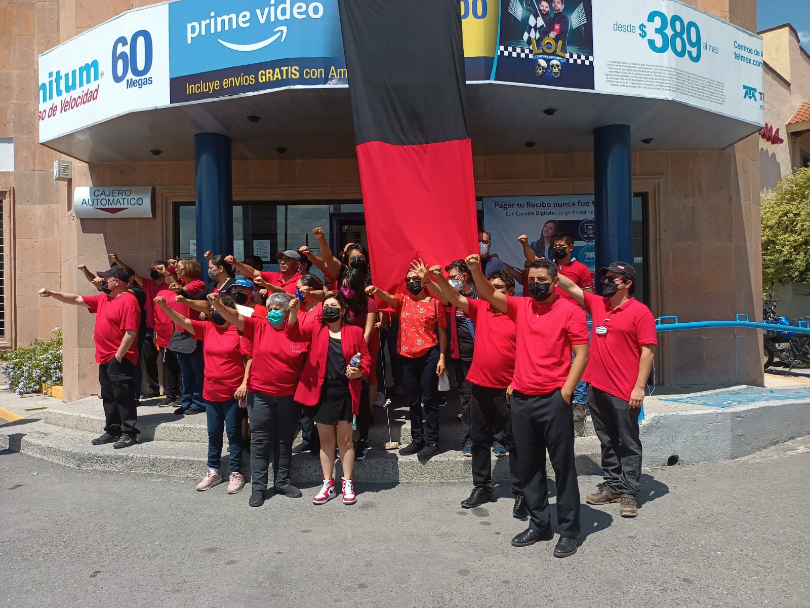 Fue a las 12 del día que entre 30 y 40 empleados se dieron cita en las instalaciones de la oficina ubicadas en Luis Echeverría y Sierra Mojada en la Plaza Dorada.
