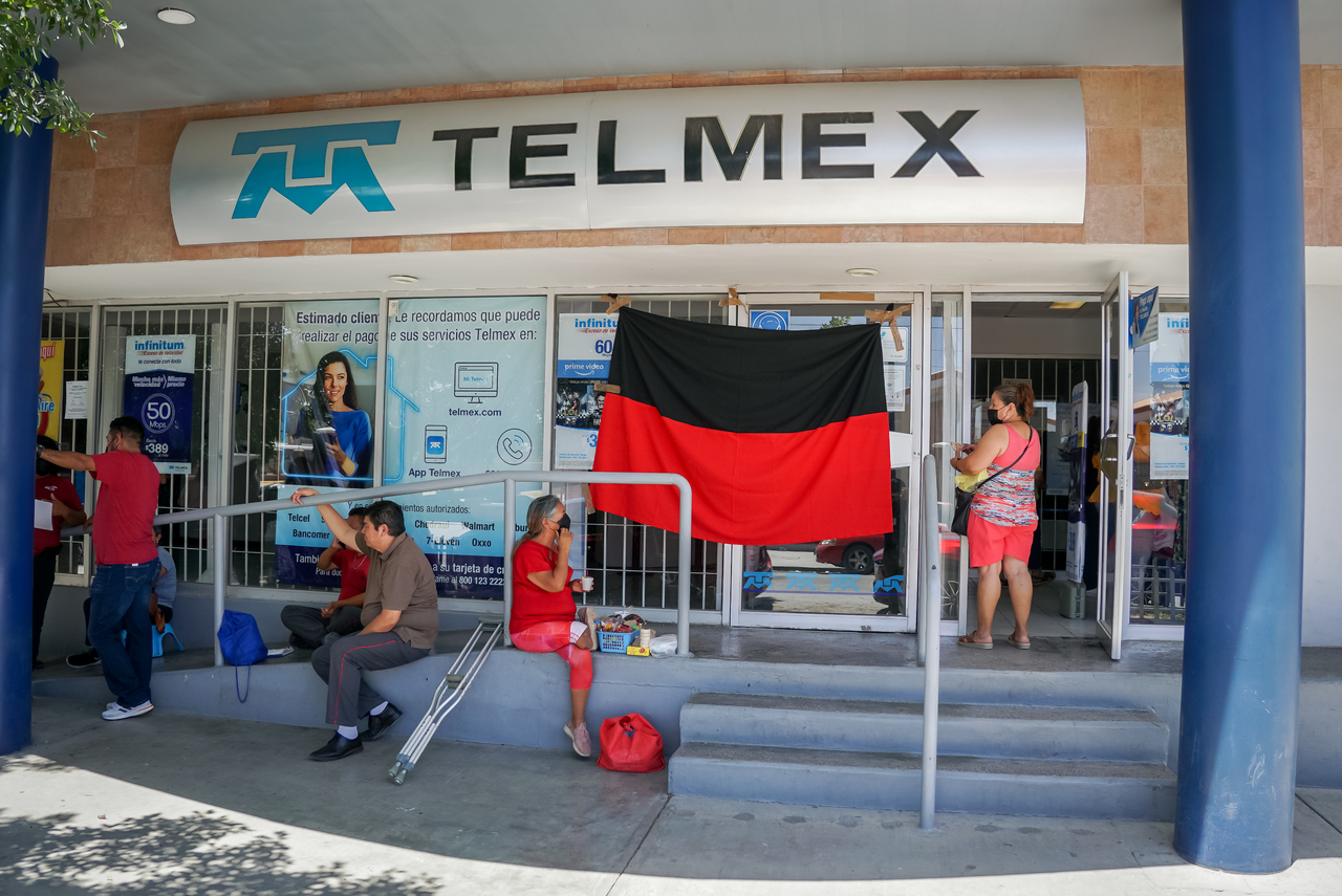 Colocaron banderas rojinegras los telefonistas en cada una de las oficinas de Torreón. (EL SIGLO DE TORREÓN)