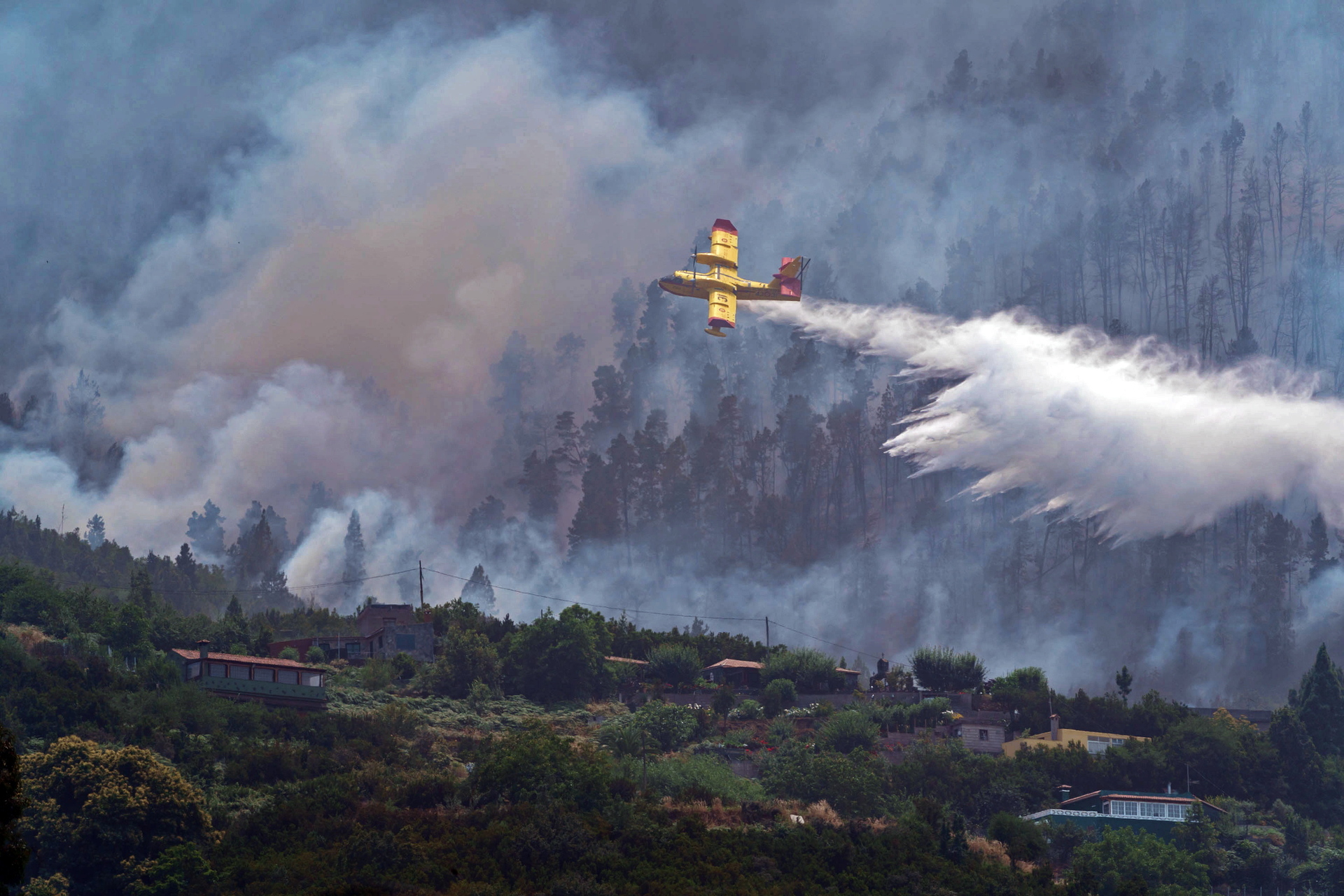 El más grave fue declarado en la isla atlántica de Tenerife, con más de 2.000 hectáreas quemadas. (EFE)
