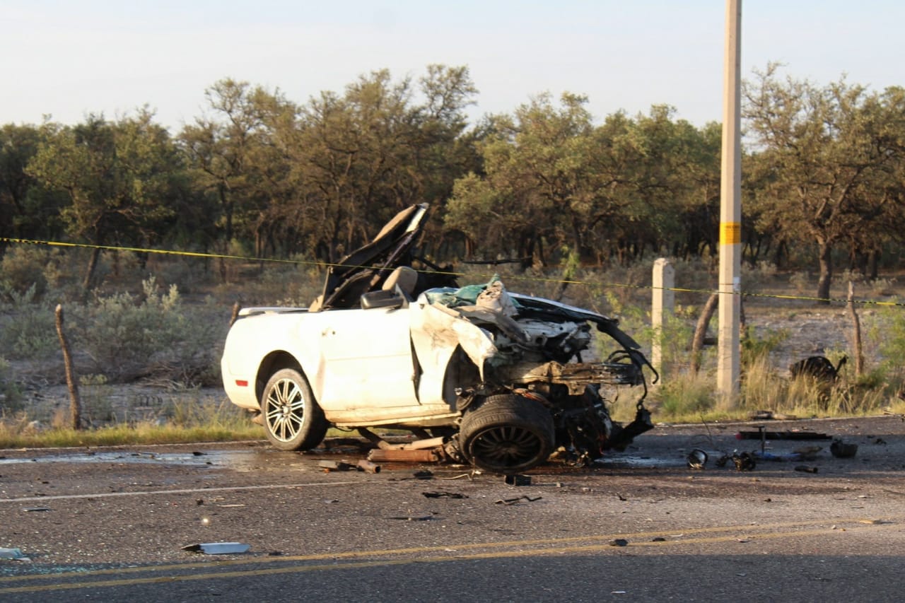 Accidente de paisanos deja dos muertos y 15 lesionados en carretera Allende-Nava