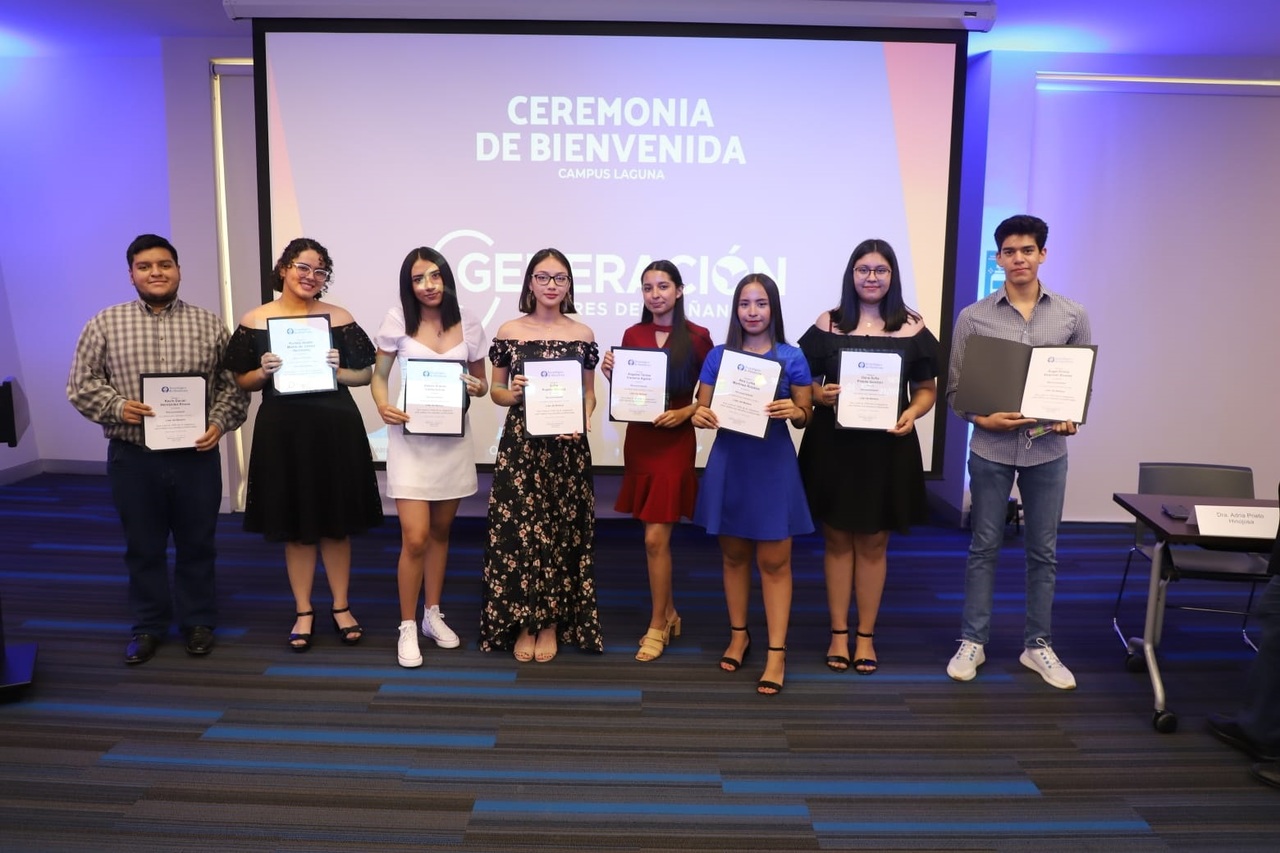 Se invitó a los jóvenes a dar todo su esfuerzo durante su preparación profesional y crear proyectos de valor en beneficio de la región. (EL SIGLO DE TORREÓN)