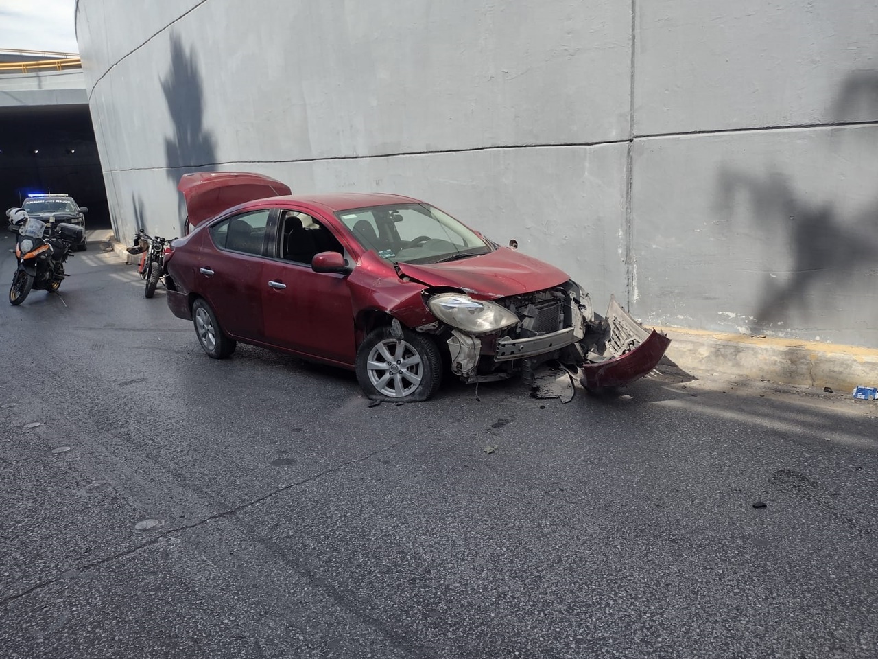Conductora de auto chocó contra las paredes del desnivel Mieleras; resultó ilesa pero su auto acabó con daños en la carrocería. (EL SIGLO DE TORREÓN)