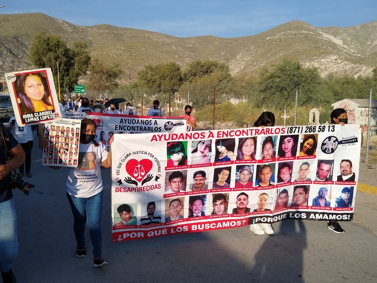 La caminata salió del Cementerio Municipal No. 2 hasta la Comunidad de El Señor de la Misericordia de Torreón. Familias de personas desaparecidos y colectivos exigen justicia. (EL SIGLO DE TORREÓN)