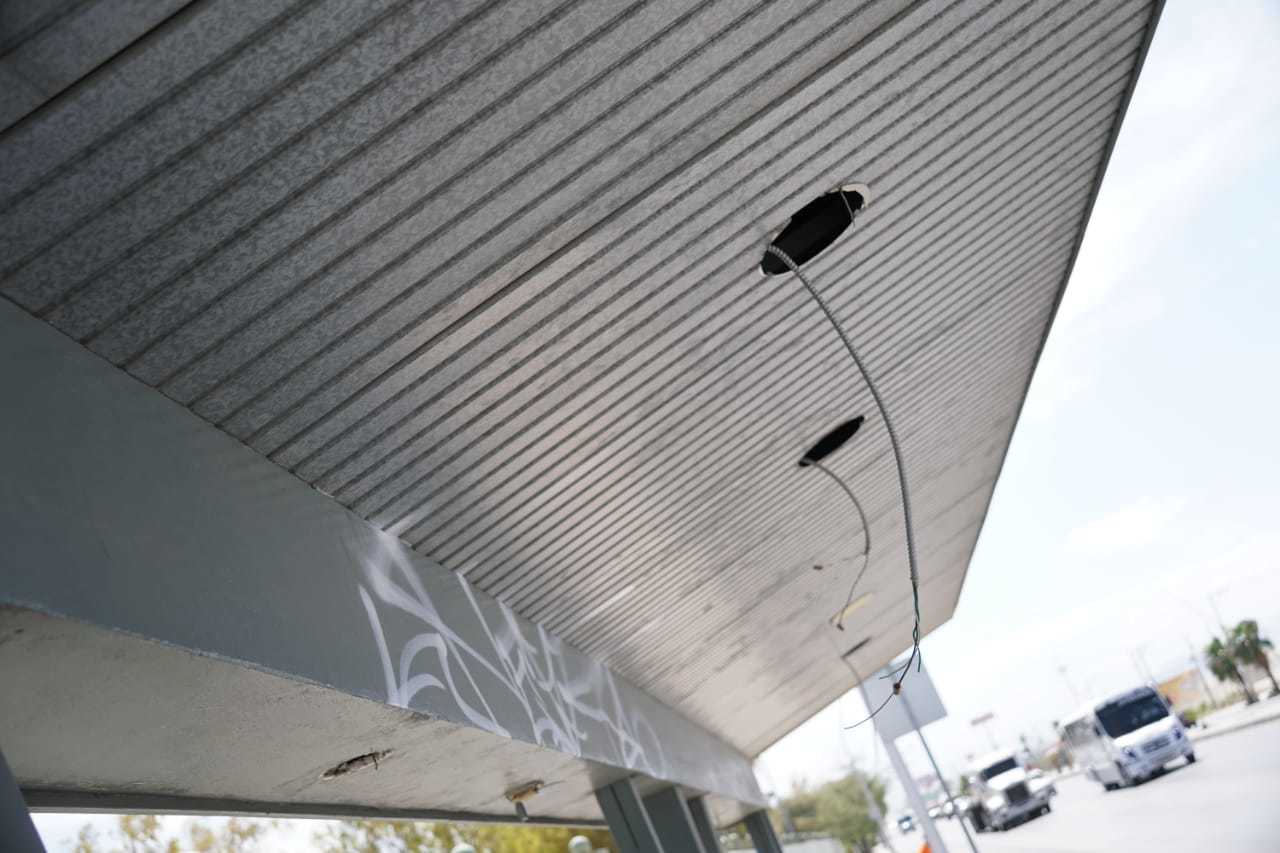 Avanza deterioro en infraestructura del Metrobús Laguna, roban lámparas y elementos metálicos de las puertas de parabuses. (EL SIGLO DE TORREÓN)
