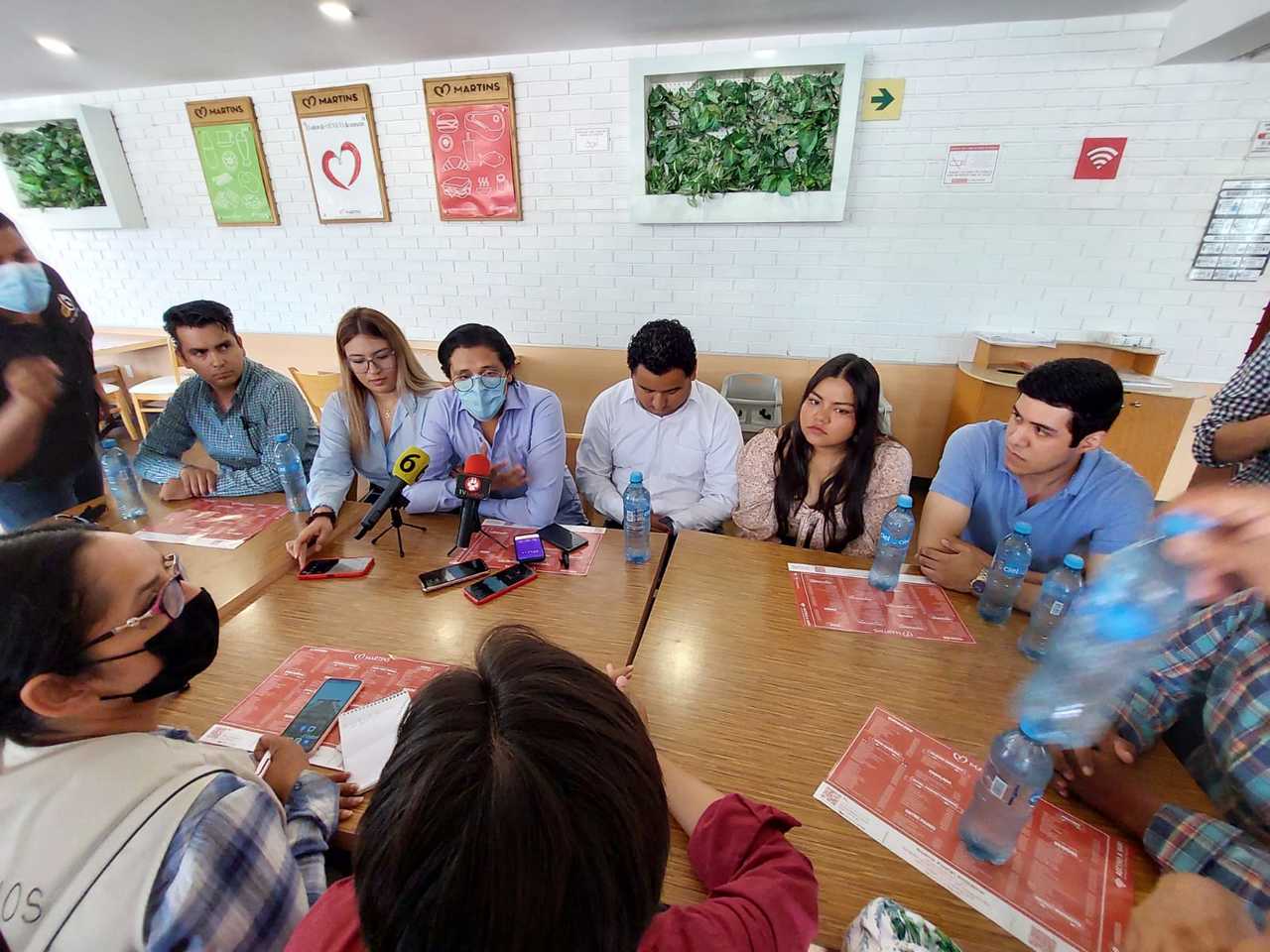 Ayer se reunieron médicos pasantes del servicio social de tres universidades de La Laguna para dar a conocer las acciones legales. (EL SIGLO DE TORREÓN)