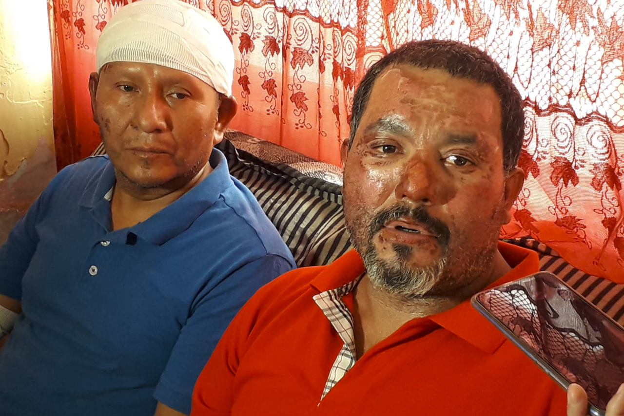 Martín (azul) y Alejandro (rojo) esperan el apoyo de un abogado para que atienda su caso. Su número de contacto es 55-60-38-04-68. (EL SIGLO DE TORREÓN)