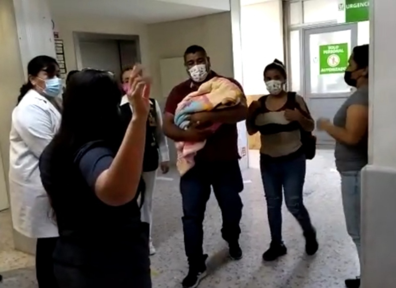 Se movilizan autoridades por intercambio de recien nacidas en la Clínica 18 del IMSS de Torreón. Se detalló que personal accidentalmente intercambió una cobija de las recién nacidas al momento de prepararlas para entregarlas a sus familiares.