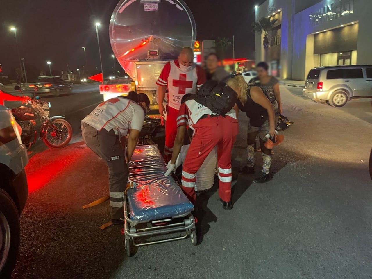 Paramédicos de la Cruz Roja auxiliaron al motociclista.