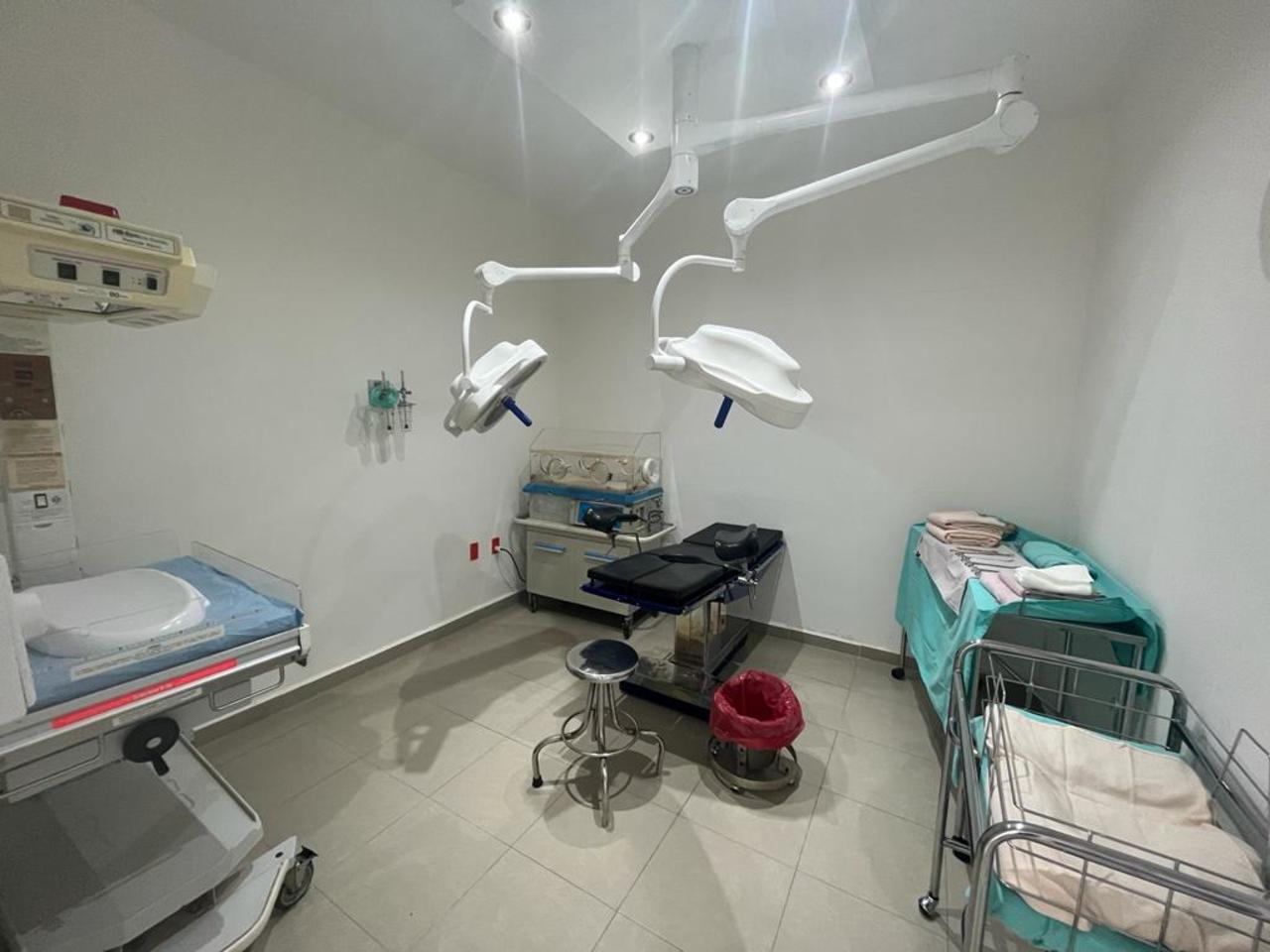 Se cuenta con una sala de parto y se cuenta con el personal capacitado para practicar cesáreas, laparoscopia o apendicitis.