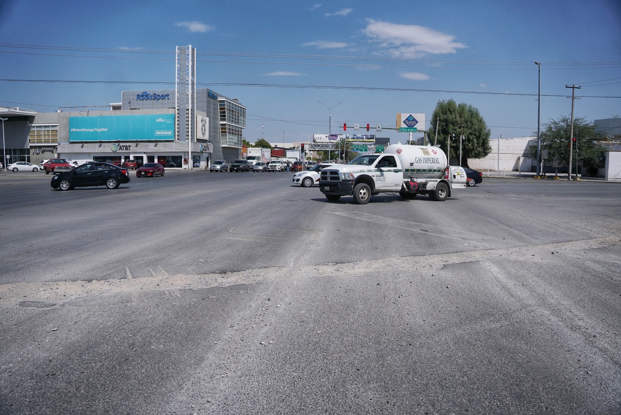 Llaman a reparar el pavimento del bulevar Diagonal Reforma, en el cruce de la calzada Ramón Méndez. (EL SIGLO DE TORREÓN)