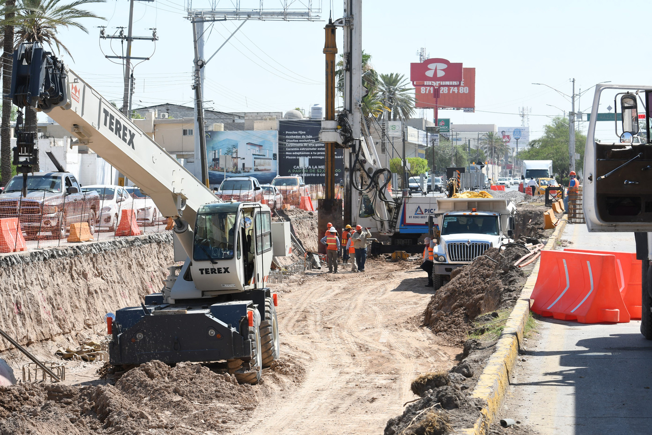 Avanza la obra del Sistema Vial 4 Caminos en Torreón; autoridades afirman que 'va en tiempo'.