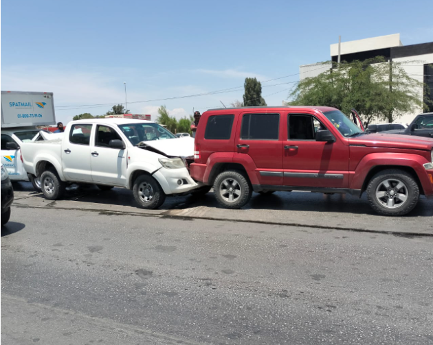 Choque carambola deja solo daños materiales en Torreón