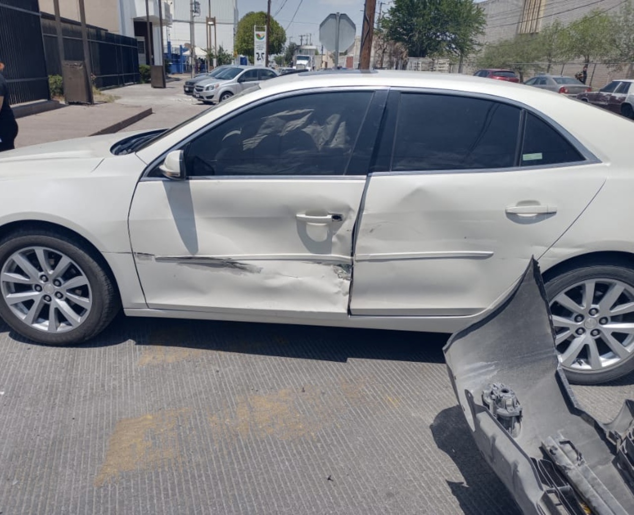 La unidad colisionó contra un automóvil Chevrolet Malibú.