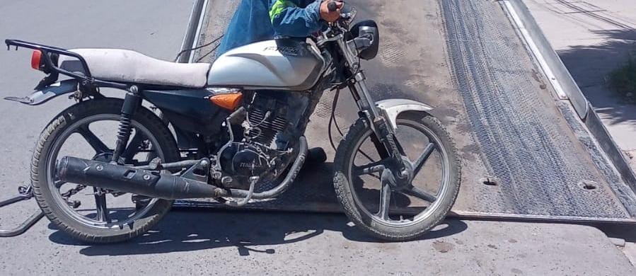 Detienen a hombre por conducir moto con reporte de robo en Torreón
